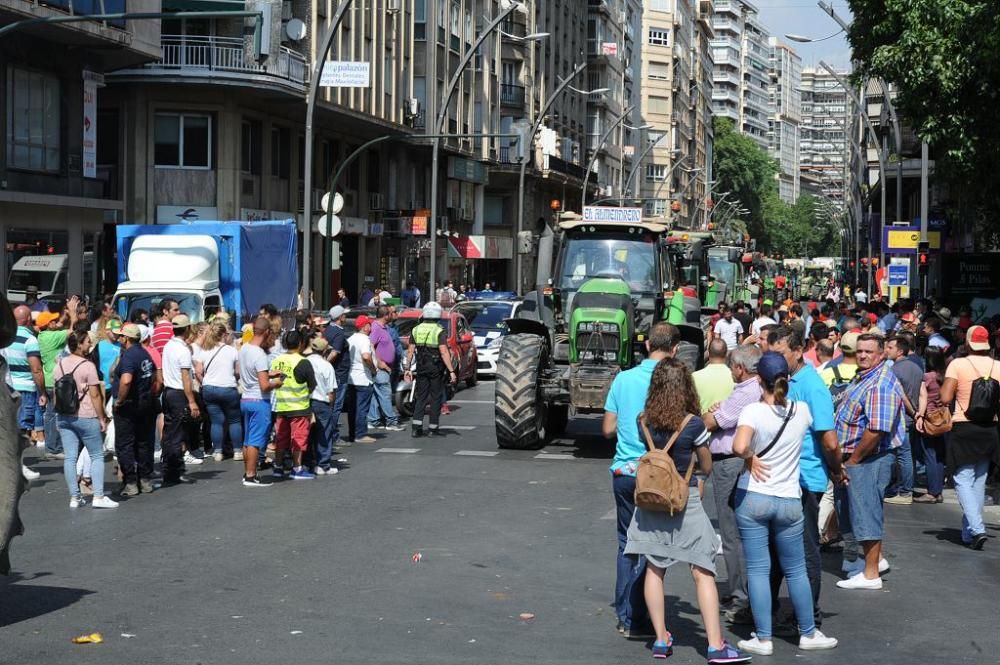 La Gran Vía de Murcia, paralizada por los agricultores