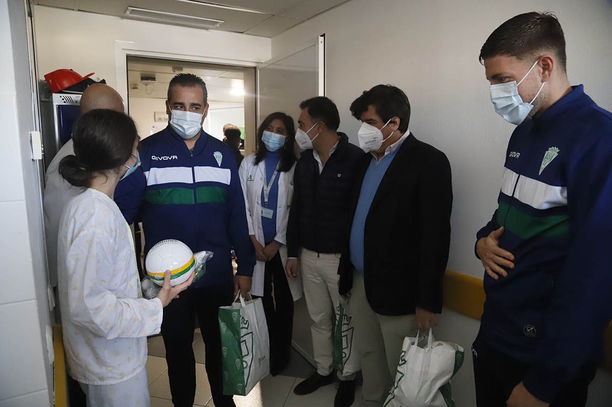 La visita del Córdoba CF al Hospital Reina Sofía en imágenes