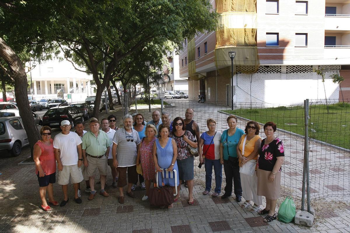 Grupo de vecinos en julio de 2013, cuando pedían el retranqueo de la valle del bloque.