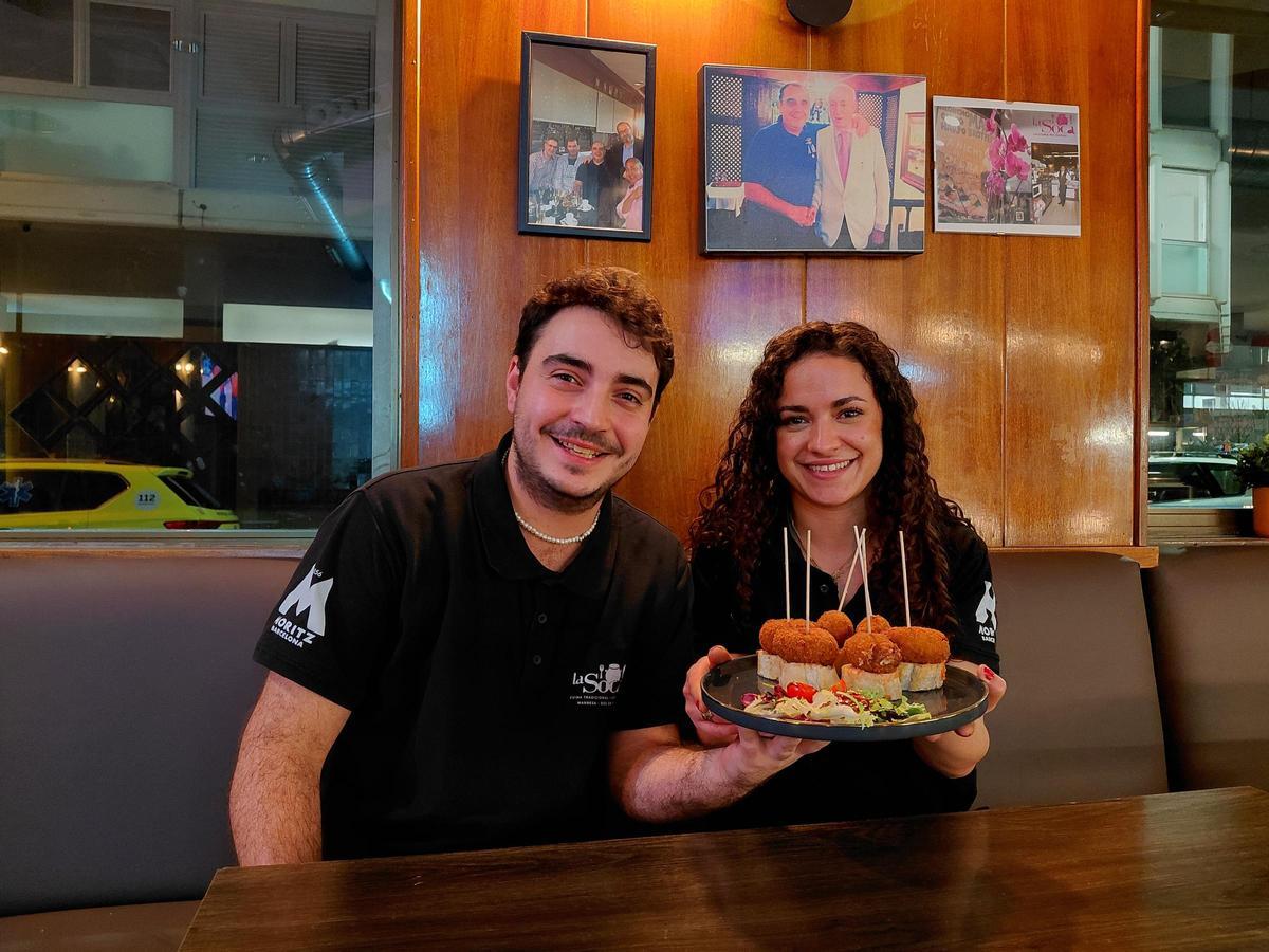 Carles Soriano i Raquel Garcia, treballadora de LaSoca, amb una ració de croquetes