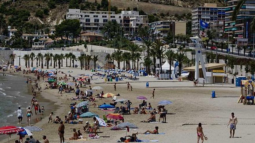 La playa de la Albufereta, ayer, abierta ya al baño.