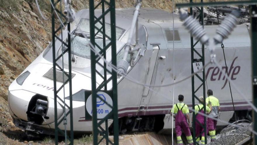 Estado en el que quedó la locomotora del tren accidentado en Angrois en 2013. // Lavandeira Jr.