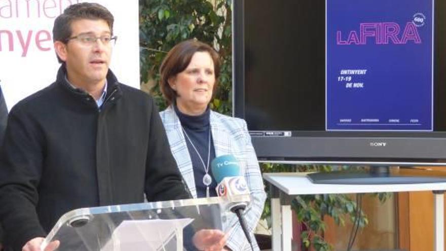 El alcalde de Ontinyent y la edil Sayo Gandia, ayer junto al cartel de Luis Calabuig.