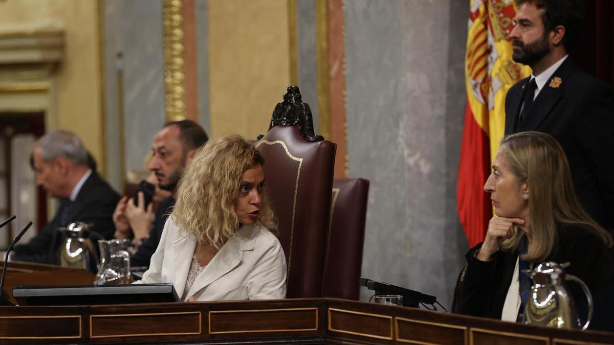 La presidenta de la cámara, Meritxell Batet, y la vicepresidenta segunda, Ana Pastor, durante el pleno extraordinario del Congreso de los Diputados celebrado este jueves.