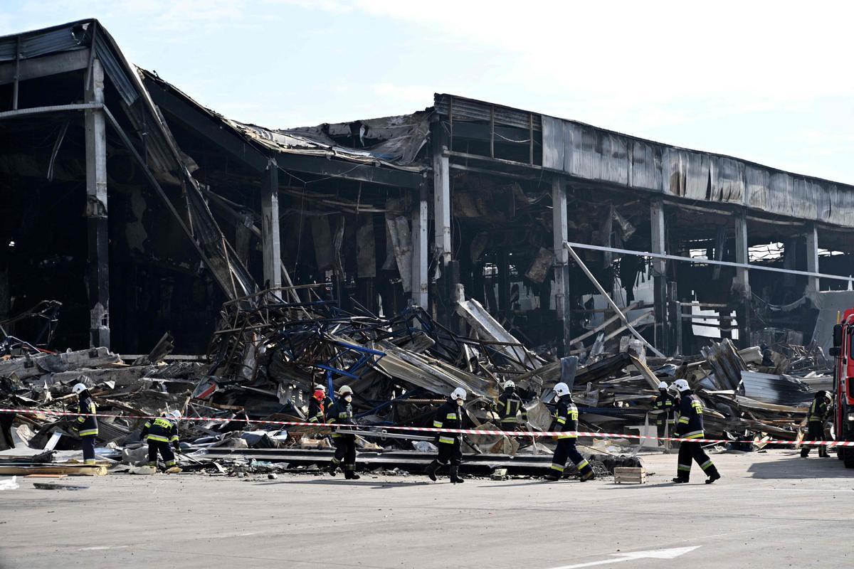 Equipos de rescate recogen los escombros de un almacén con más de 50.000 toneladas de alimentos ultracongelados en la ciudad de Brovary, al norte de Kiev, después de ser destruido por bombas rusas 