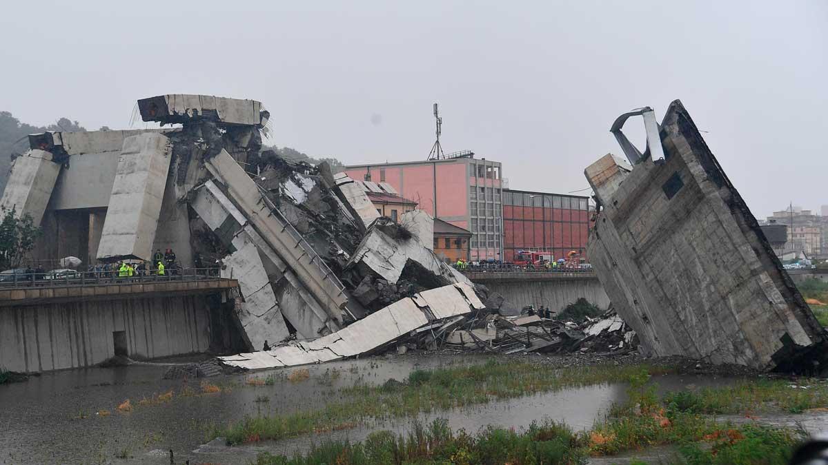 Estado del puente tras el derrumbe de un tramo de 100 metros del viaducto de la autopista A10 a su paso por Génova