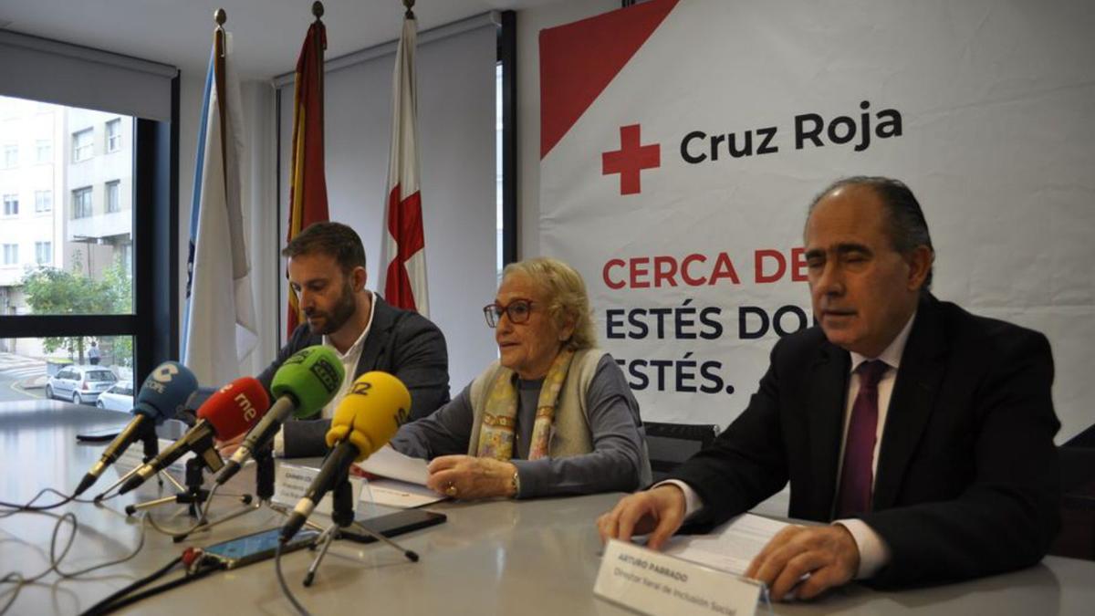 Gonzalo Trenor, delegado de la Xunta en A Coruña; Carmen Colmeiro, presidenta de Cruz Roja en Galicia; y Arturo Parrado, director xeral de Inclusión Social, ayer.  | // L.O.