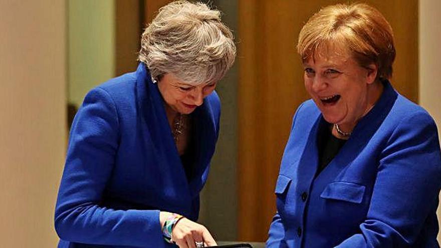 Theresa May, parlant amb Angela Merkel a Brussel·les.