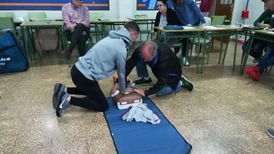 Prácticas con un desfibrilador en un colegio.