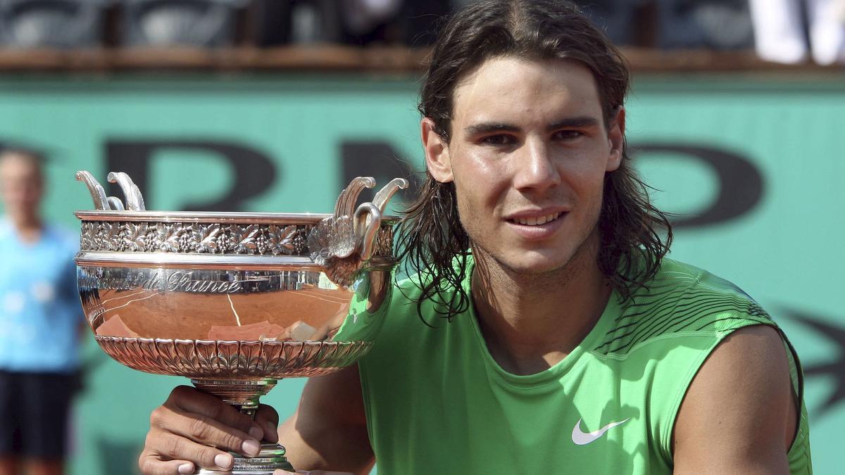 El tenista español Rafael Nadal posa con el trofeo del torneo internacional de Tenis de Rolang Garros