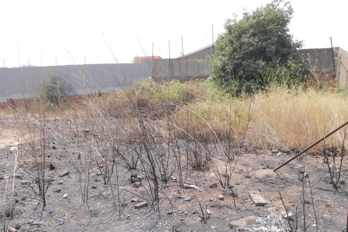 Al fondo se ve la nave de la empresa de reciclaje de Mariano, justo al lado se inició el segundo foco del incendio de la Vall d'Uixó.