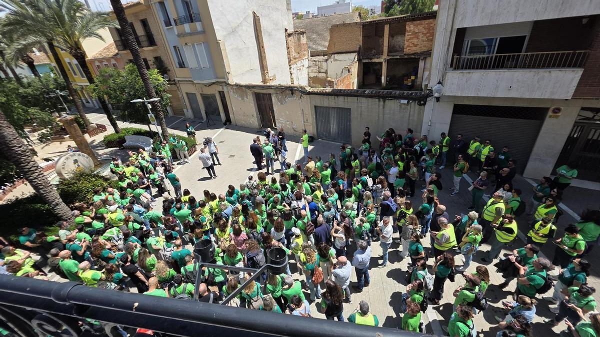 Directores de los centros educativos al finalizar la reunión.