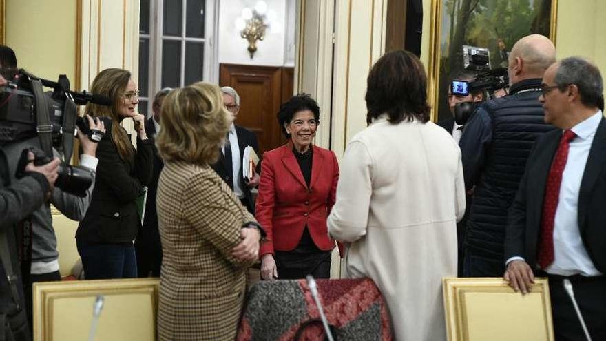 La ministra Celaá (centro), con consejeros del ramo, ayer, en Madrid.