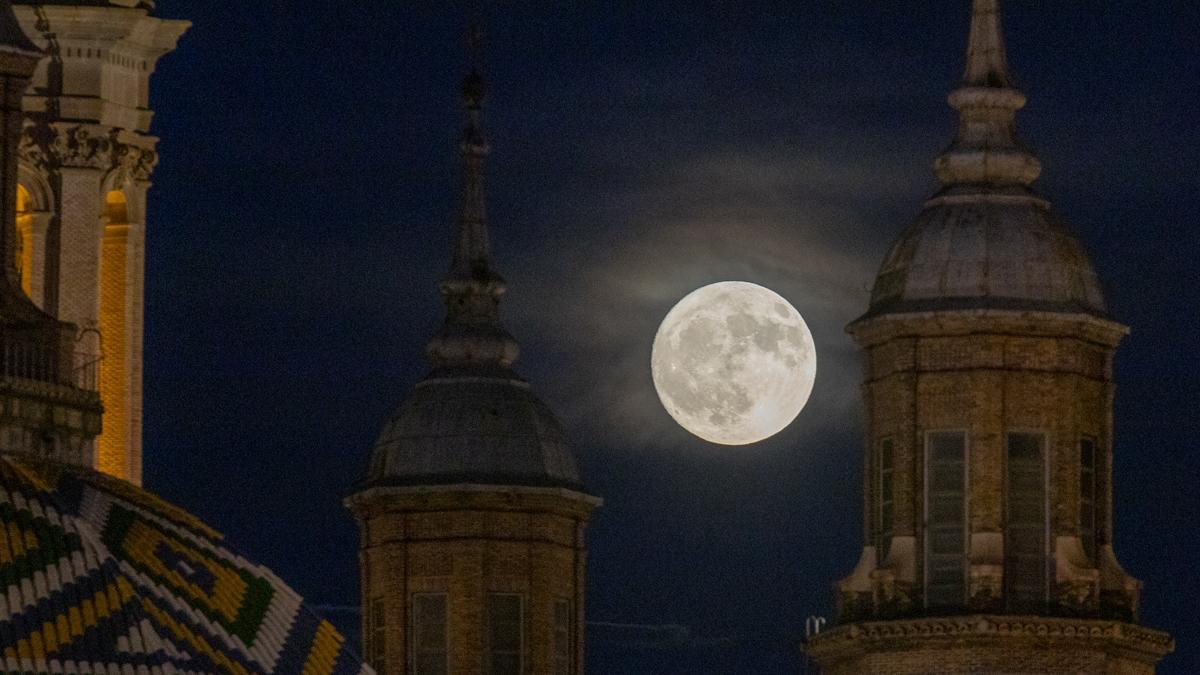 La luna llena de julio del año pasado, la superluna de ciervo, vista desde Zaragoza.