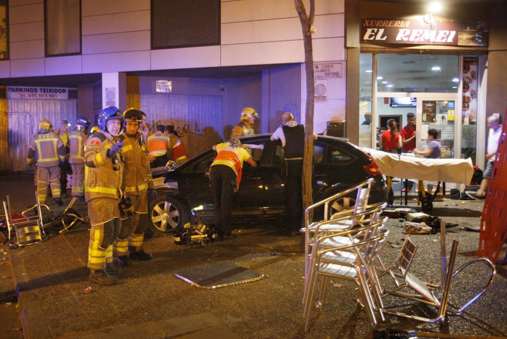 Un cotxe perd el control i atropella nou persones d'una terrassa de Girona