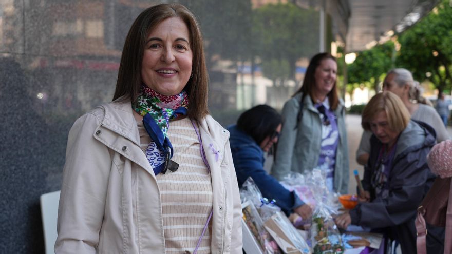 Teresa González junto a un stand informativo sobre la fibromialgia de la Asociación Existimos