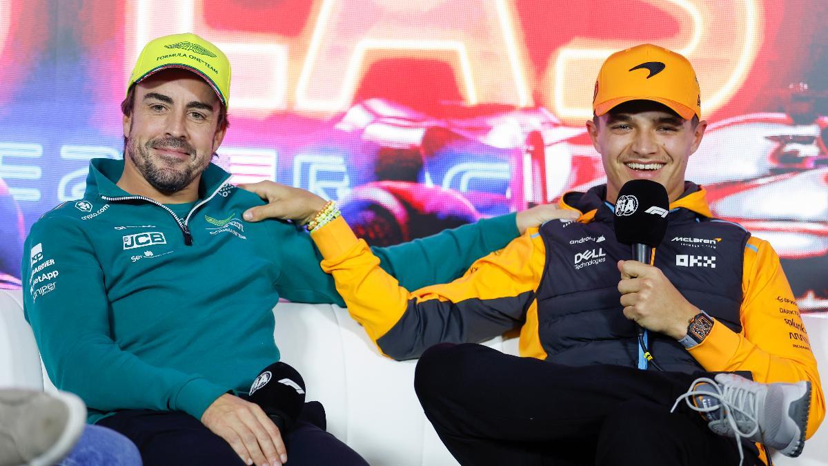 Fernando Alonso y Lando Norris, durante la rueda de prensa previa al GP de Las Vegas