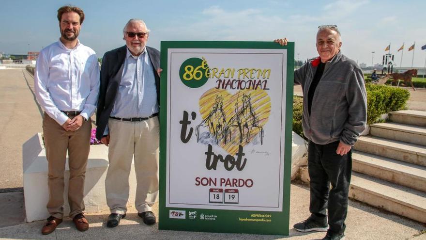 Jaume Ramis, Joan Llabata y Roberto Lanata con el cartel del &#039;86è Gran Premi Nacional&#039;