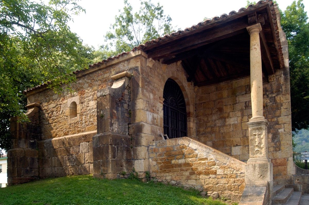 La ermita de Asturias que fue construida sobre un dolmen prehistórico