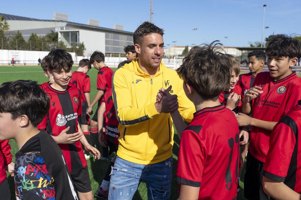 Kiko Femenía, jugador del Villarreal, en la reinauguración del campo del Catarroja.