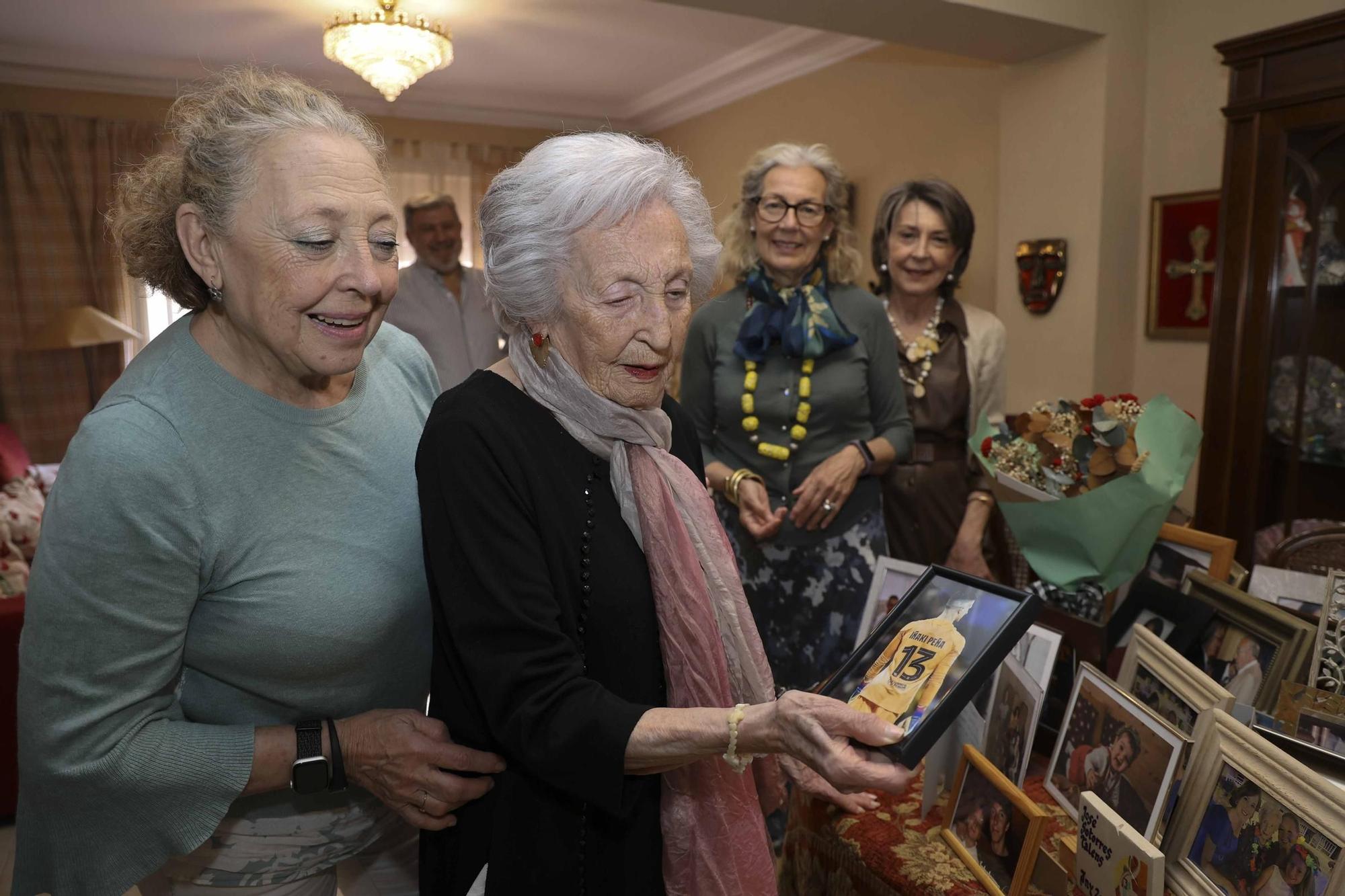 Julia, maestra de vocación, cumple 100 años en Alicante