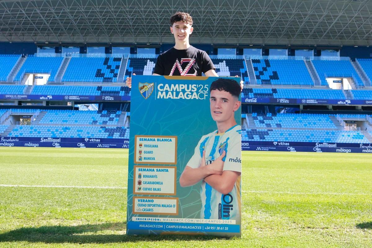 Ochoa, junto al Cartel de presentación.