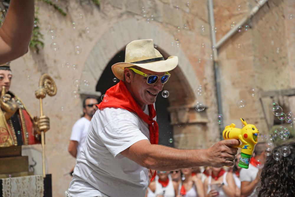 Palma feiert Stierlauf von Pamplona mit Schubkarren