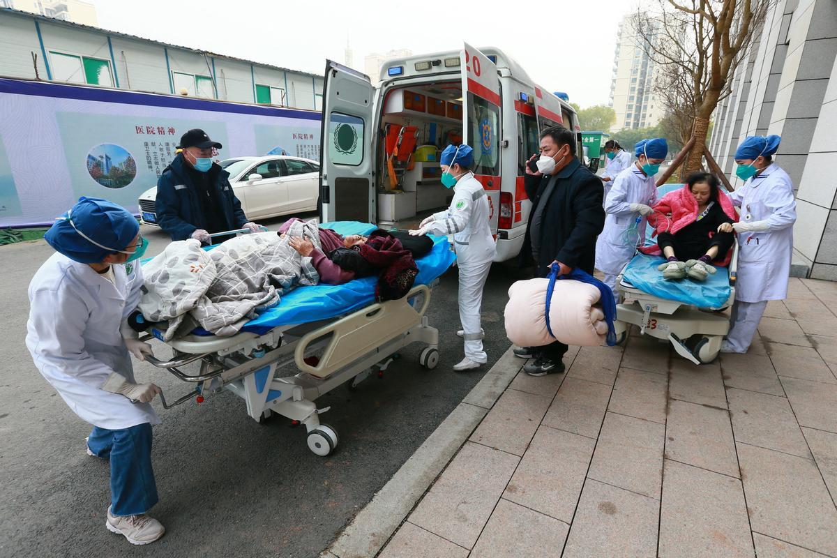Médicos del departamento de emergencias transfieren a un paciente de la enfermedad por coronavirus (COVID-19) en el Hospital Central de Suining en Suining.