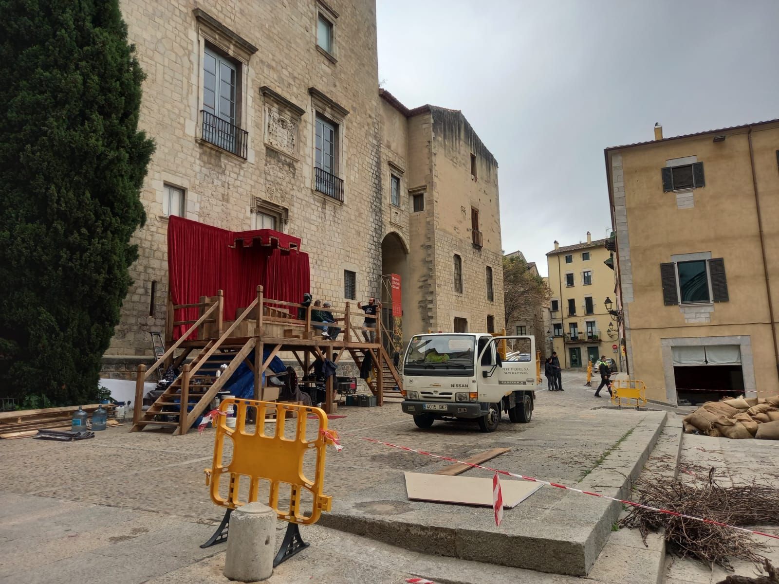 Instal·len una gran pira medieval davant la catedral de Girona per al rodatge de "Mrs.Davis"