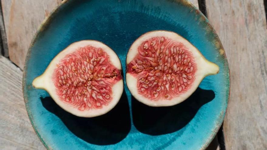 La fruta más antigua del mundo te ayuda a combatir la hinchazón: rica en fibra, minerales y vitaminas