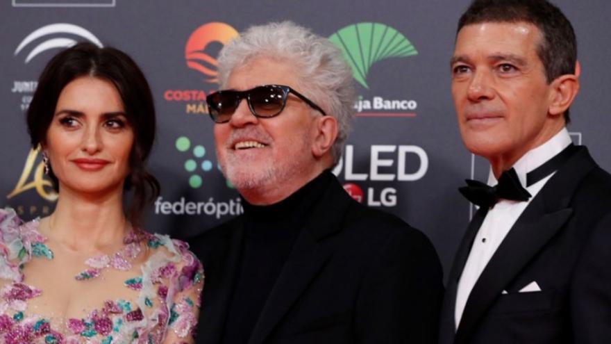 Penélope Cruz, Pedro Almodóvar y Antonio Banderas en la alfombra roja de la gala de los Goya de 2020.