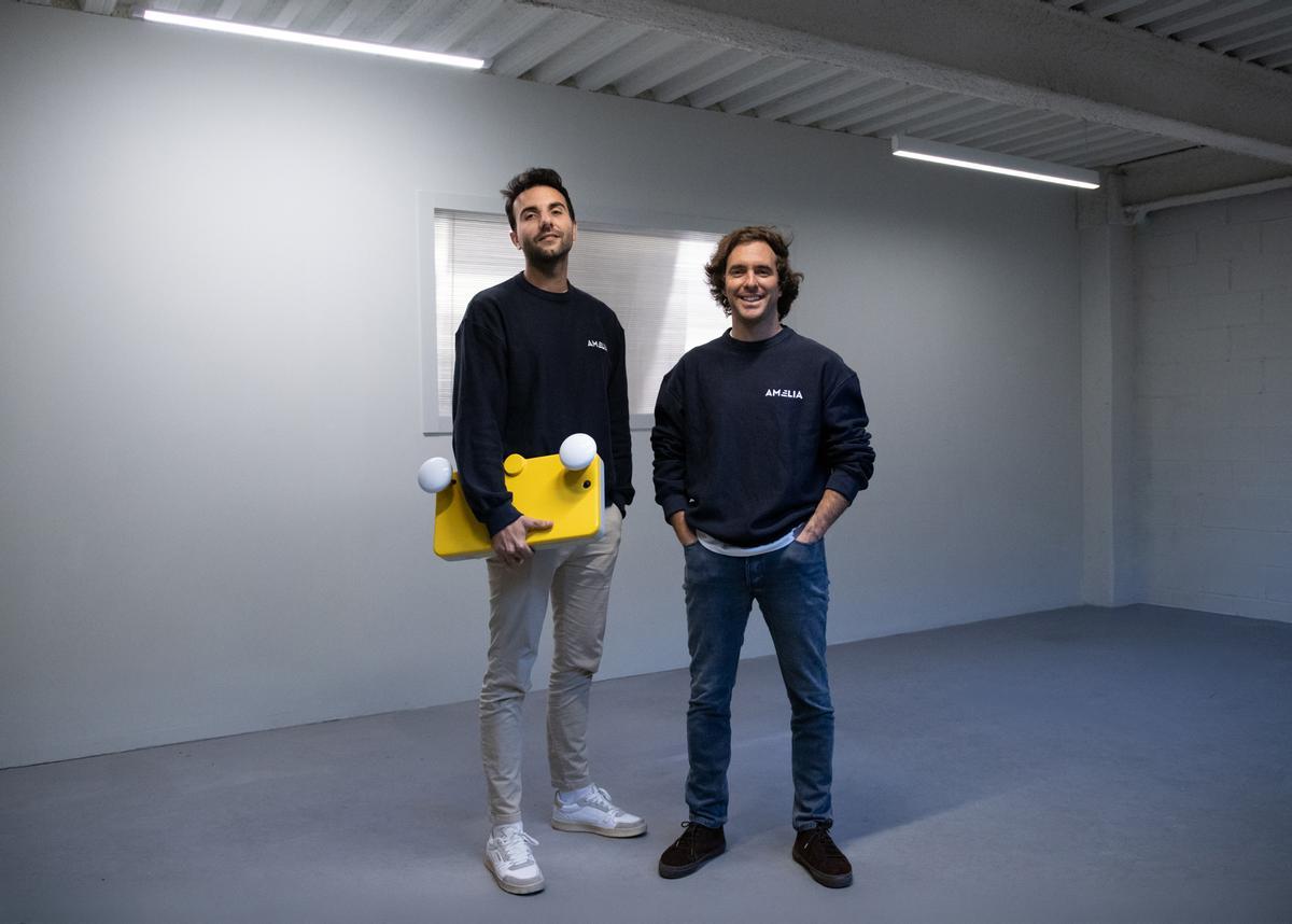 David Ferré (con el dispositivo Hincator) y Bernardo Sá Pereira, cofundadores de Amelia