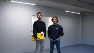 David Ferré (con el dispositivo Hincator) y Bernardo Sá Pereira, cofundadores de Amelia