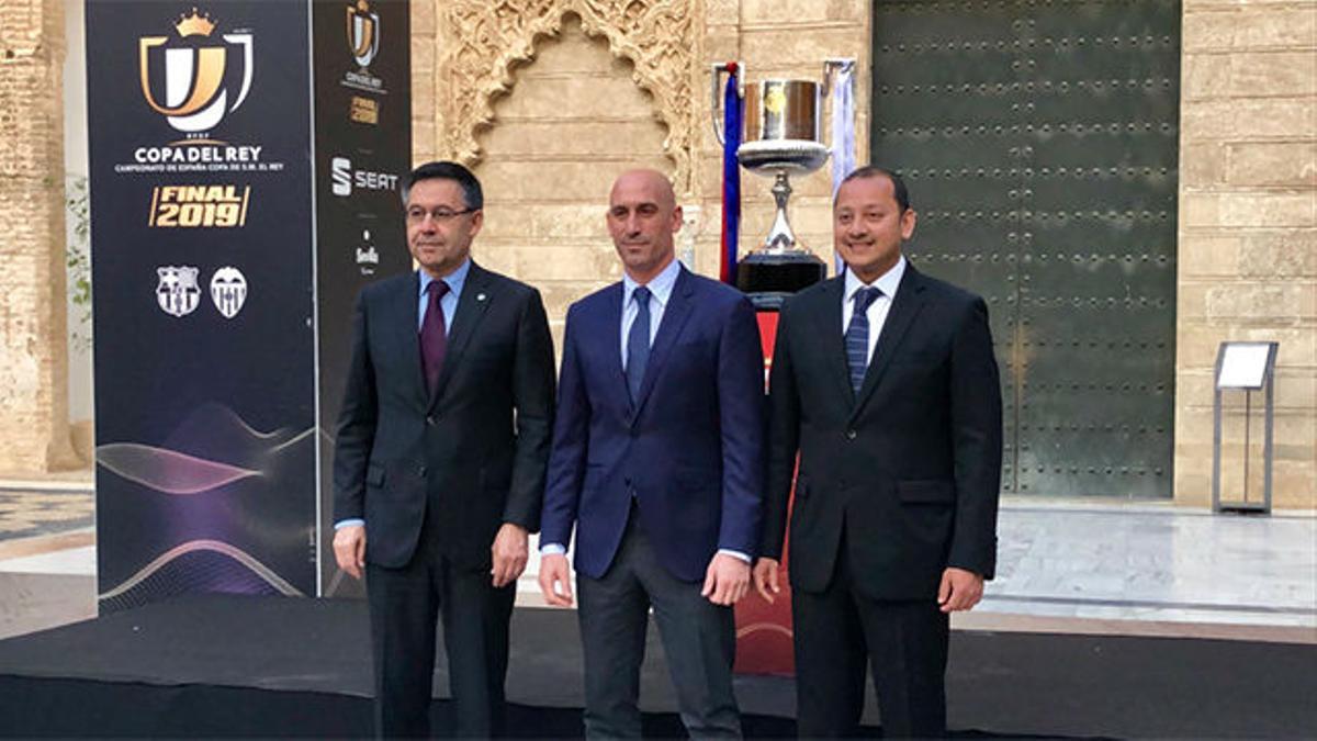 Los presidentes ya están en Sevilla y posan con la Copa del Rey