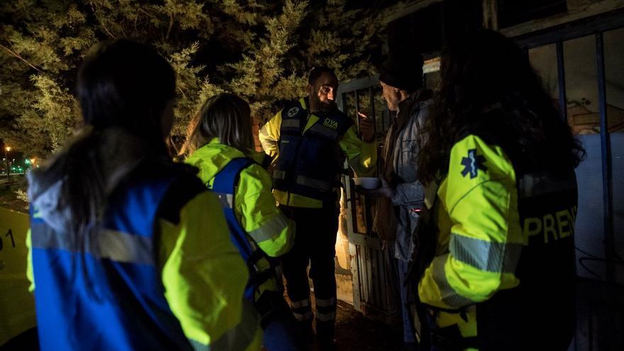 Voluntarios de DYA:«La comida es solo una excusa para acercarnos  a ellos»