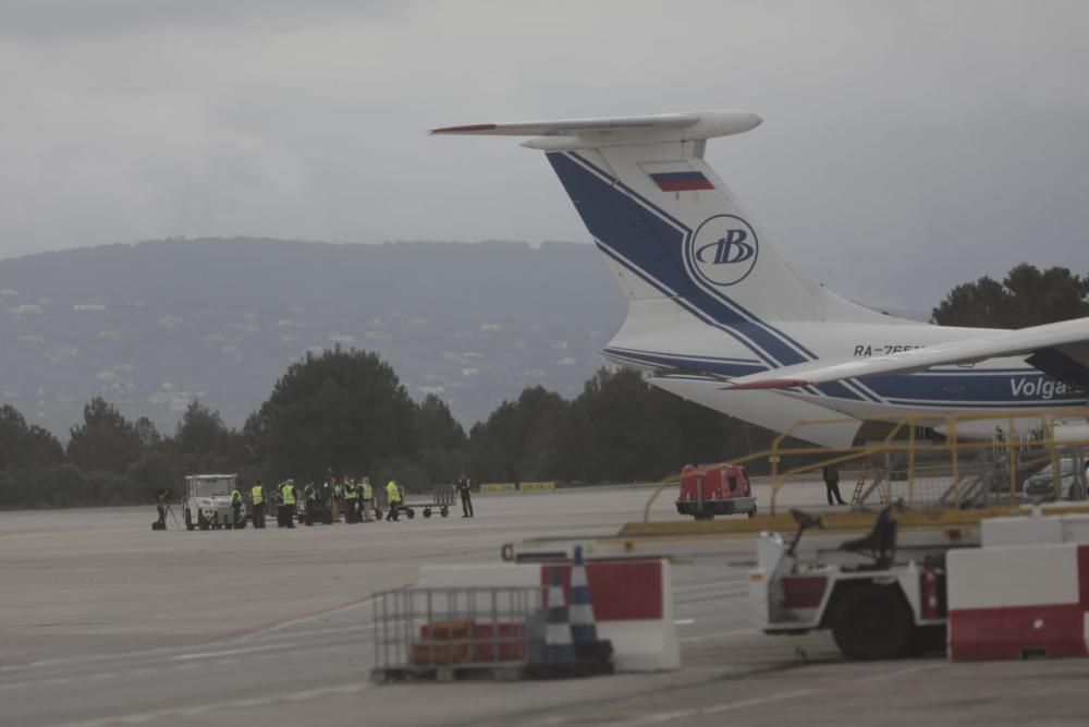 Llega a Mallorca un avión ruso cargado de material sanitario