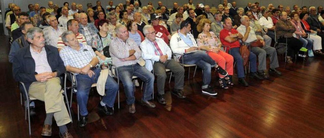 La Plataforma de Emigrantes Retornados do Salnés celebró ayer en Vilagarcía la primera asamblea informativa tras el verano. // Noé Parga