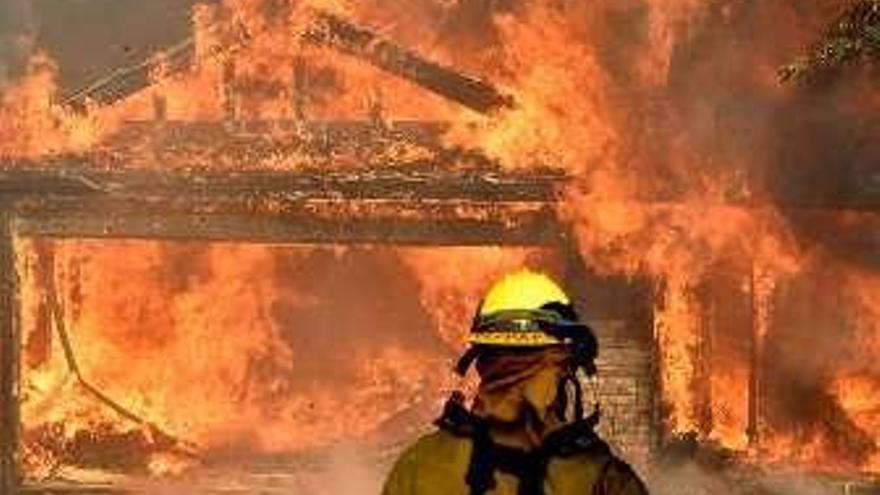 Evacuadas 30.000 personas por un incendio en California