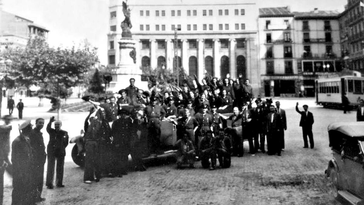 Celebración de la sublevación, el 18 de julio de 1936, en la plaza de la Constitución (ahora de España)