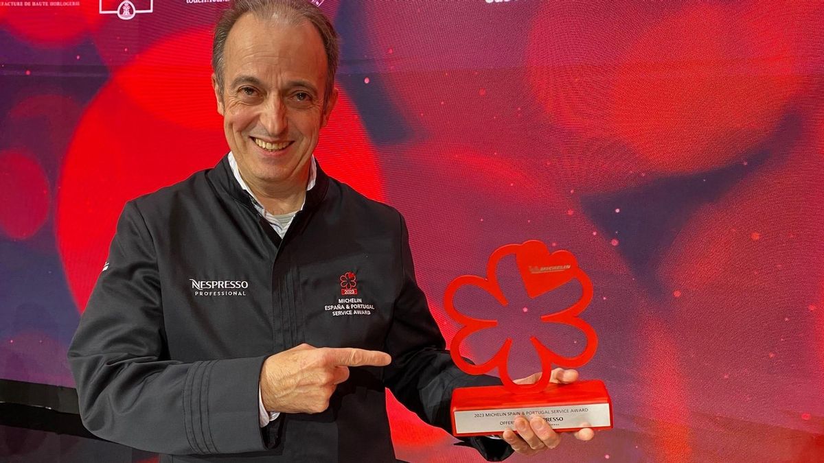 Toni Gerez, con el premio al Mejor Servicio de Sala que le ha entregado la guía Michelin 2023.