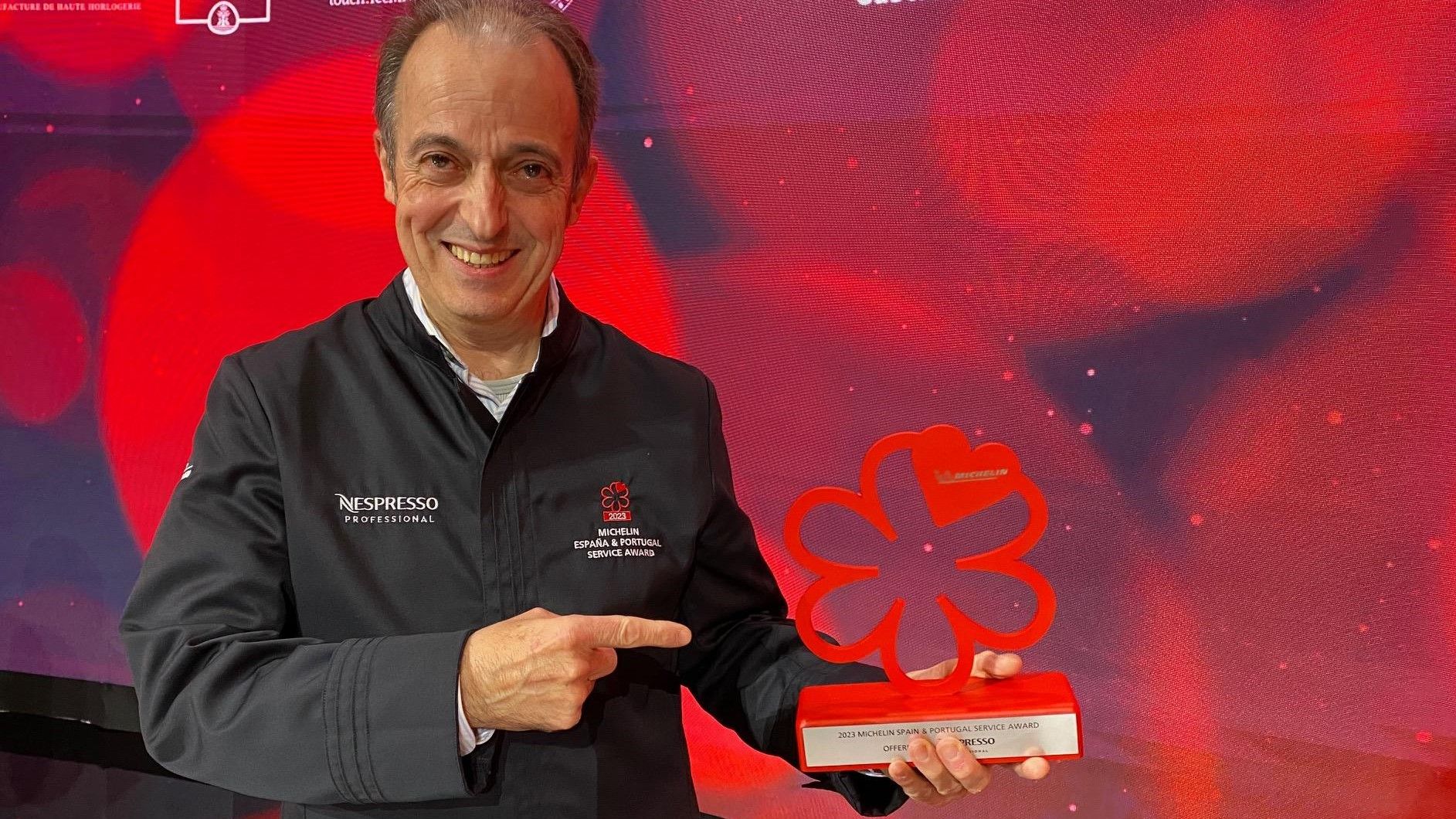 Toni Gerez, con el premio al Mejor Servicio de Sala que le ha entregado la guía Michelin 2023