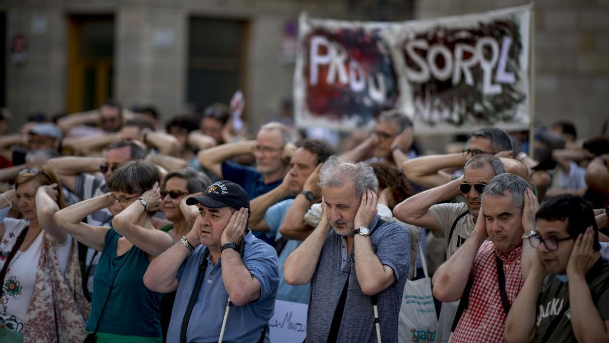 Vecinos de Barcelona levantan la voz contra el ruido nocturno. Cerca de 200 personas de las zonas más afectadas reclaman soluciones al Ayuntamiento de Barcelona en la plaza de Sant Jaume.