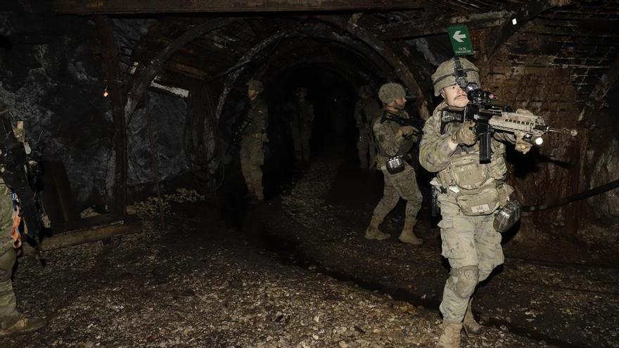 De mina a campo de maniobras militares: los soldados del Regimiento Príncipe se adiestran en el Pozo Santiago de Aller