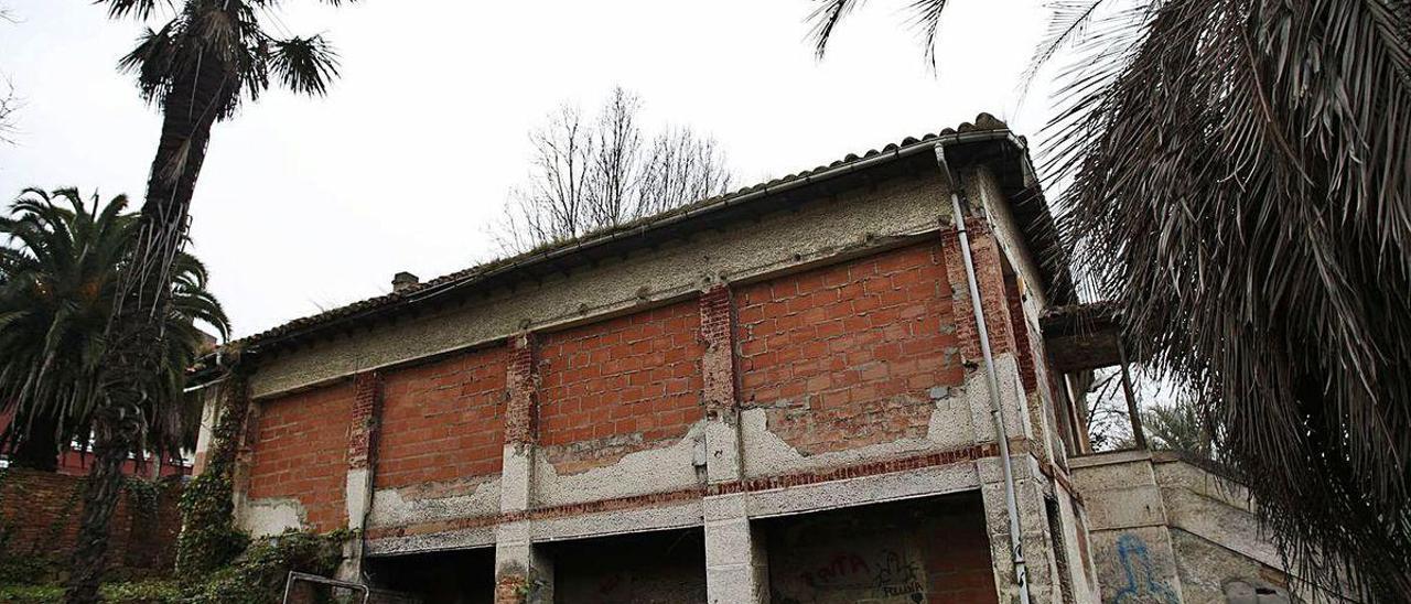 Edificio del antiguo club social de Cristalería, en la parcela ahora del &quot;banco malo&quot; en Jardín de Cantos.