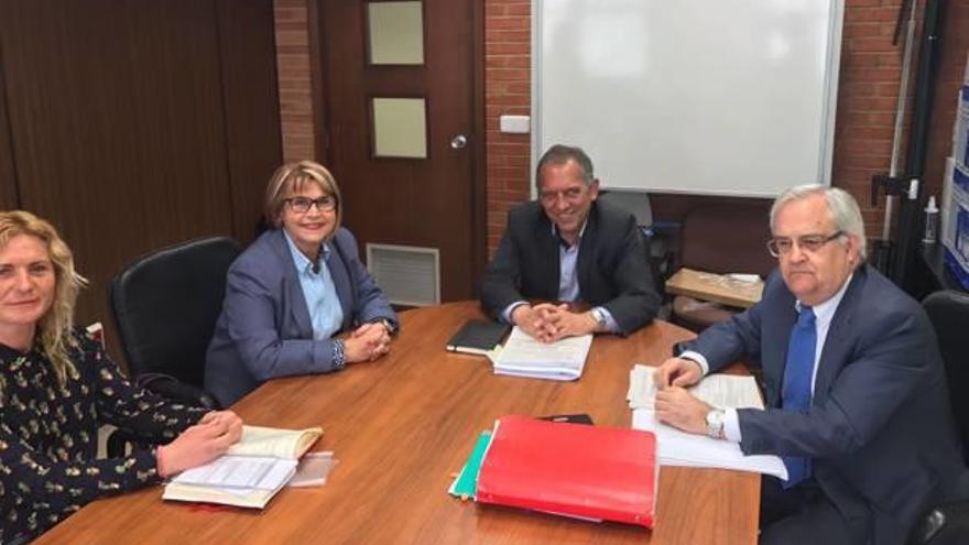 Reunión de Miquel Soler con Conxa García y Belén Bernat.