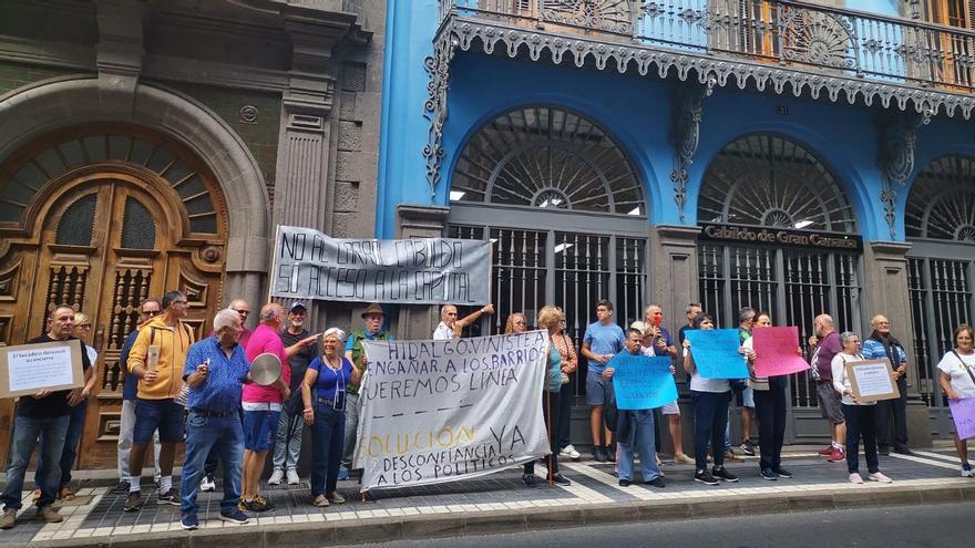 Vecinos de El Secadero se manifiestan ante la sede de Obras Públicas