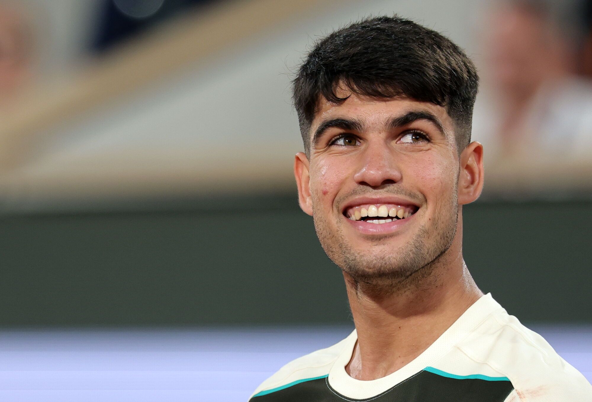 PARIS (France), 30/05/2025.- Carlos Alcaraz of Spain smiles during his Men's 3rd round match against Damir Dzumhur of Bosnia and Herzegovina at the French Open Grand Slam tennis tournament at Roland Garros in Paris, France, 30 May 2025. (Tenis, Abierto, Bosnia-Herzegovina, Francia, España) EFE/EPA/TERESA SUAREZ