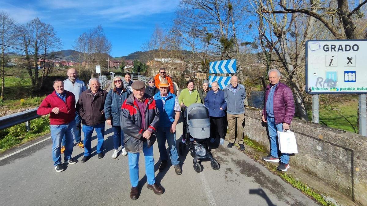 VÍDEO: Vecinos de La Mata (Grado) reclaman al Principado la obra del puente que los une con la villa
