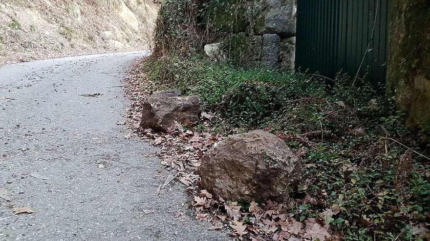 Piedras caídas de las obras del Corredor do Morrazo delante de un portal en A Xalde. // G.N.