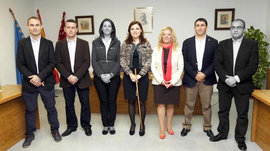 Los concejales Miguel Romero y Finabel Martínez, en blanco y negro en la imagen, presentaron ayer su baja